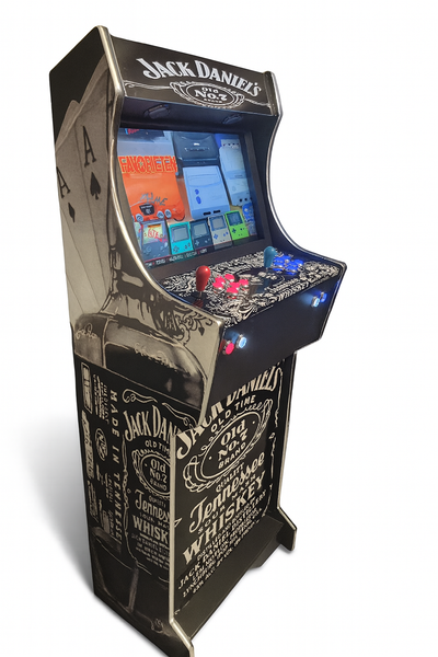 arcade machine zwart wit met logo arcade kast, verlicht bedieningspaneel en een scherm met een klassiek spelmenu.