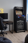 arcade machine zwart met logo arcade kast, verlicht bedieningspaneel en een scherm met een klassiek spelmenu.