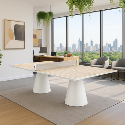 Luxe tafeltennistafel met licht eiken blad en witte kegelpoot, geplaatst in een moderne business lounge met skyline-uitzicht, designmeubels en hangende planten.