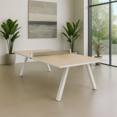 Moderne houten tafeltennistafel in luxe kantoorruimte met grote ramen, designvloer en groene kamerplanten