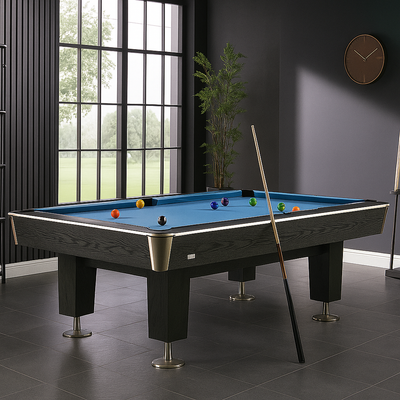 Moderne pooltafel met blauw laken en zwarte houten afwerking in een stijlvol ingerichte ruimte met grote ramen, grijze tegelvloer, een wandklok en een groene kamerplant.