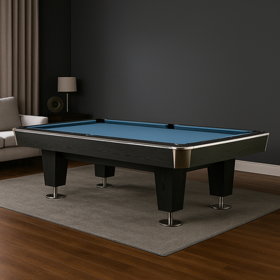 Moderne zwarte pooltafel met blauw laken in een luxe woonkamer met houten vloer, grijze muur, vloerkleed en stijlvolle zitbank.