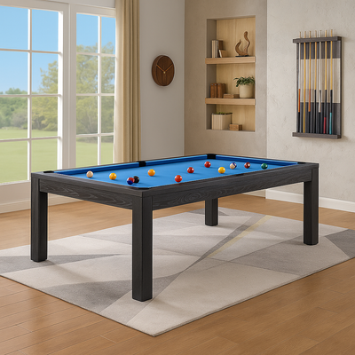 Moderne pooltafel met blauwe speelvlak, zwarte poten en gekleurde biljartballen, geplaatst in een stijlvolle woonkamer met houten vloer, grote ramen en een wandrek met keuen