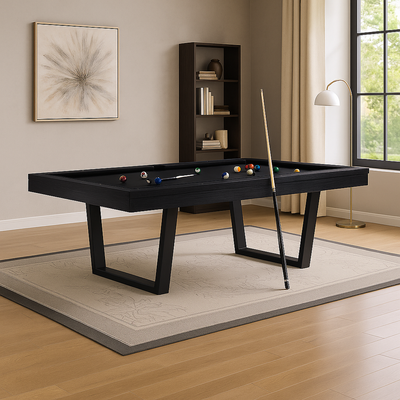 Zwarte moderne pooltafel met metalen poten en zwart speelvlak, geplaatst in een stijlvolle woonkamer met houten vloer, beige vloerkleed