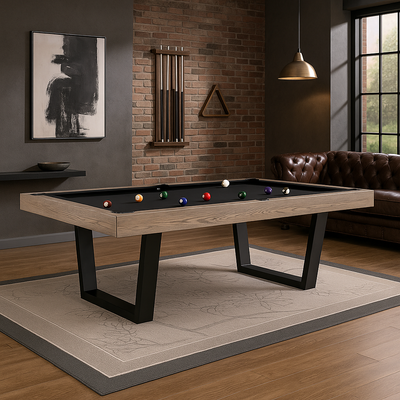 Moderne pooltafel met zwart speelvlak en licht houten frame in een stijlvolle mancave met bakstenen muur, leren Chesterfield-bank, houten vloer en industriële accenten.