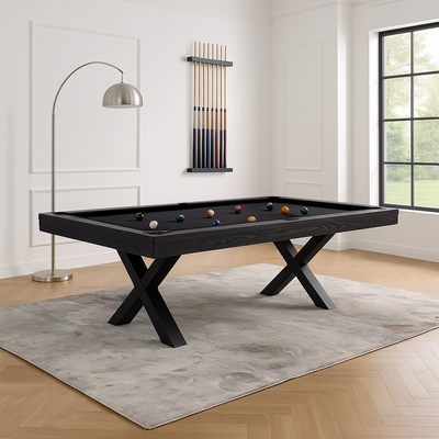 Zwarte moderne pooltafel met X-vormige poten en zwart speelvlak, geplaatst in een stijlvolle lichte mancave.