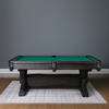 Luxe pooltafel met groene laken en donkerhouten onderstel zijkant 