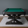 Luxe pooltafel met groene laken en donkerhouten onderstel voorkant