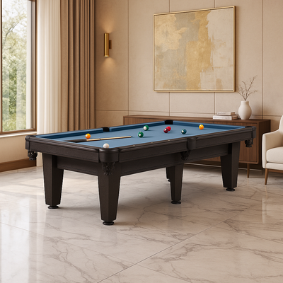 Luxe interieur met een stijlvolle zwart eik houten pooltafel met blauw laken, geplaatst op een glanzende marmeren vloer in een elegant ingerichte kamer met beige wandpanelen, een abstract schilderij en natuurlijk licht dat door een groot raam valt.
