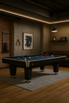 Moderne zwarte pooltafel met blauw laken in een lichte, stijlvolle mancave met industriële accenten en zachte LED-verlichting.