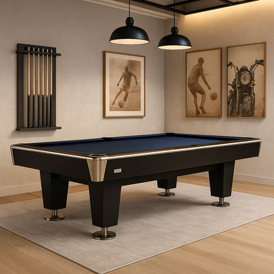Moderne zwarte pooltafel met blauw laken in een lichte, stijlvolle mancave met industriële accenten en zachte LED-verlichting.