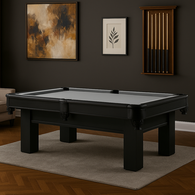 Zwarte pooltafel met grijs speelveld en klassieke leren pockets in een luxe woonkamer met moderne inrichting en biljartaccessoires aan de muur.