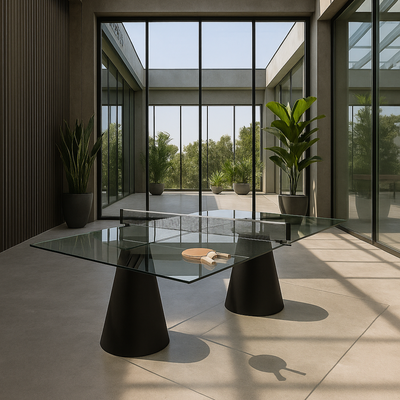 Moderne glazen tafeltennistafel met zwarte kegelvormige poten in een luxe ruimte met glazen dak, betonnen vloer en groene kamerplanten